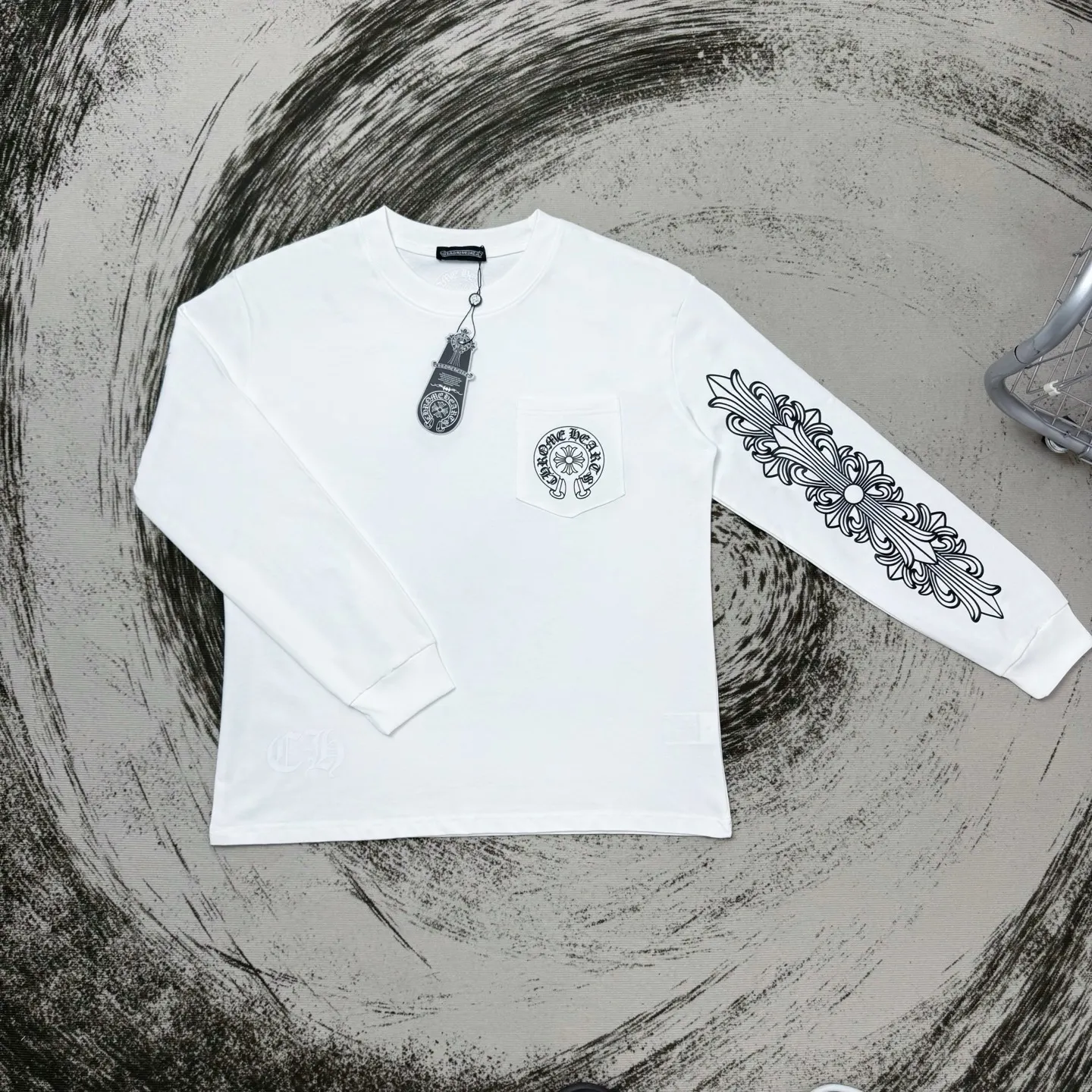 P190 Newly added white ChromeHearts Miami limited-edition horseshoe long-sleeve, the same style as ChromeHearts counters. Made of 280g pure cotton fabric, 32 count double yarn. Very textured on the handle. Three-dimensional and atmospheric. Versatile and easy to wear in autumn. Simple and elegant. The upper body effect is very good with the os version. Suitable for all body types. Soft and comfortable. CH letter offset printing on the front and horseshoe Sanskrit offset printing on the back. Small markings on the hem. Resistant to machine washing. Does not fade or deform. Complete accessories. Original mold opening, perfect restoration of zp 2:1, same style for men and women, versatile and not picky, size s m l xl color black white